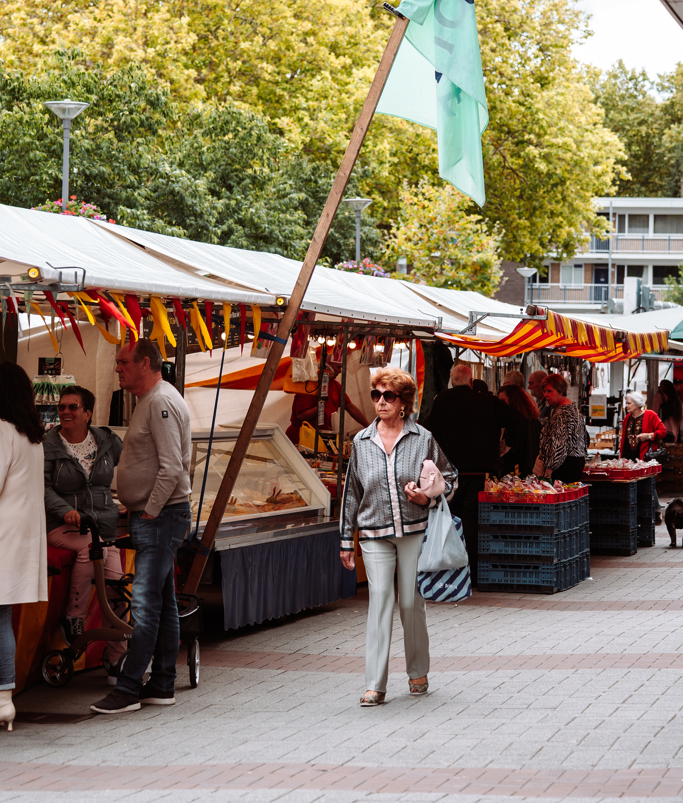 Bezoeker op de weekmarkt
