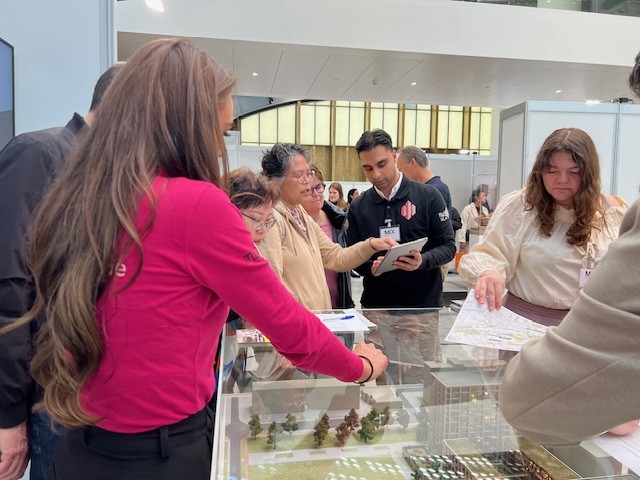 Druk bezochte MIX stand  op woonbeurs